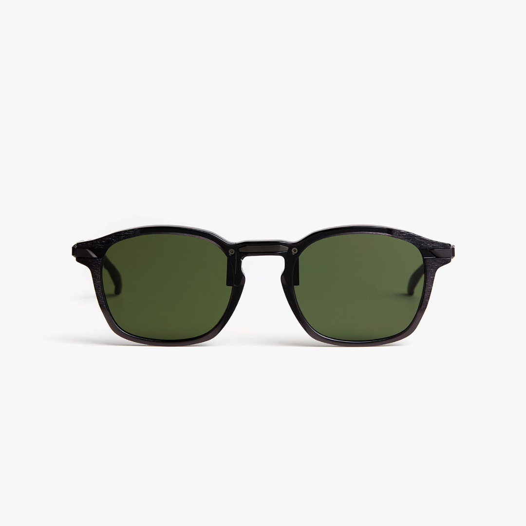 Movitra Inceptus 02

occhiali da sole lenti verde bottiglia

occhiali artigianali Made in Italy

occhiali neri design heritage

occhiali UV400 lusso

occhiali eleganti unisex

sunglasses green lens

occhiali estate 2025

