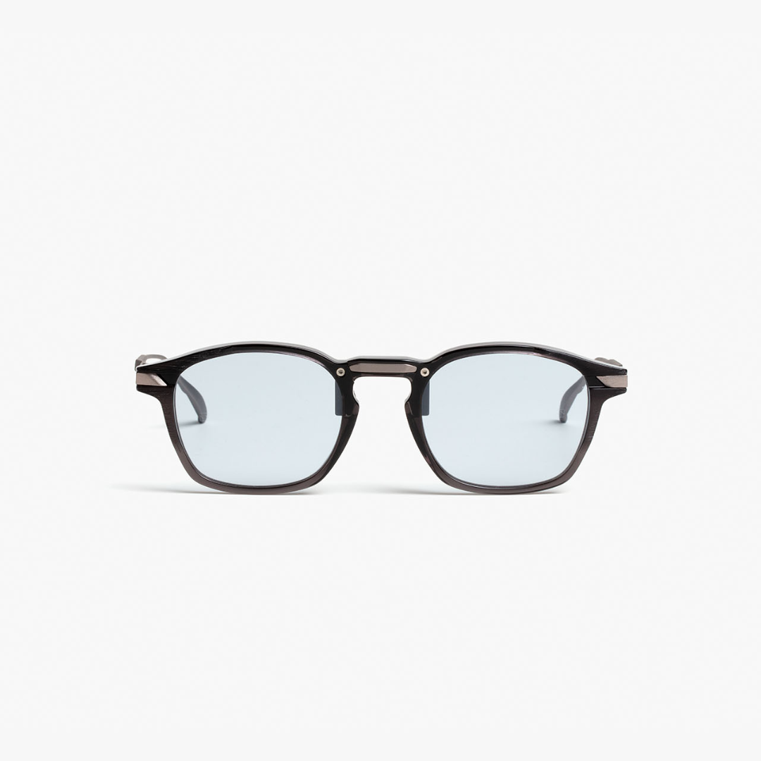 movitra AM 02 F

occhiali lenti azzurro chiaro

occhiali da sole made in italy

occhiali design retrò moderno

occhiali luxury unisex

occhiali montatura nera

sunglasses light blue lens

occhiali estate 2025
